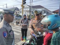 Satlantas Polres Sampang Gelar Police Goes to School, Edukasi Tertib Lalu Lintas di SMP Negeri 2