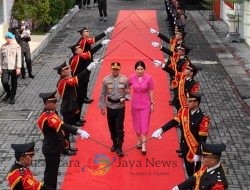 Mengawali Tugas, Kapolres Gresik AKBP Rovan Richard Mahenu Disambut Upacara Pedang Pora