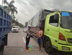 Parkir Sembarangan, Polisi Tindak Sopir Truck