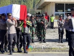 Jenazah Bripka Anumerta Ronald M. Enok Diterbangkan ke Jayapura dan Dimakamkan di Sentani