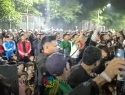 Tak Kunjung Menang, Ratusan Bonek dan Bonita Demo di Depan Stadion GBT Surabaya