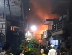 Delapan Mobil Pemadam Dikerahkan, Kebakaran di Pacar Keling Surabaya Hanguskan Satu Rumah