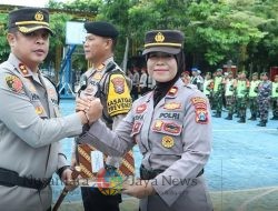 Kapolres Bangkalan AKBP Hendro Sukmono, S.H., S.I.K., M.I.K. Memberikan Reward kepada Anggota yang berprestasi