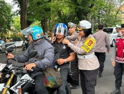 Polda Bali Bagikan Helm Gratis dalam Operasi Keselamatan Agung 2025
