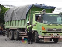 Kapolres Gresik Tegaskan Larangan Truk Melintas saat Jam Operasional dan Truk Muat MBLB Wajib Ditutup Terpal