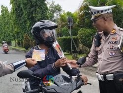 Tanda Sayang Polisi Bangkalan, Bagikan Cokelat dan Bunga Bagi Pengendara Tertib Berlalulintas