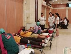 Jelang Rakerda Asita Bali Gelar Bakti Sosial Bersih Pantai dan Donor Darah