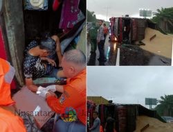 Truk Bermuatan Pakan Ayam Terguling di Tol Surabaya-Gempol, Sopir Luka-Luka