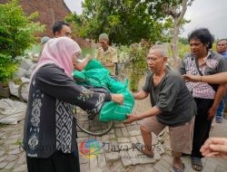 Khofifah Tunjukkan Ketulusan: Ziarah ke Makam Suami dan Orang Tua Serta Bagi Sembako Jelang Pelantikan