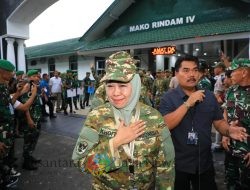 Khofifah Tampil Siap Bertugas dengan Komcad dan Sepatu PDL di Akmil Magelang