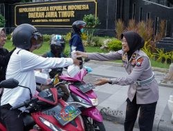Berbagi Takjil Jelang Buka Puasa, Ditlantas Polda Jatim Ajak Masyarakat Tertib Berlalu Lintas