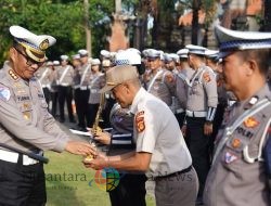 KBP Turmudi Berikan Penghargaan kepada Tiga Personel Ditlantas Polda Bali yang Berprestasi