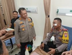 Kapolrestabes Surabaya Jenguk Personel yang Terluka Saat Amankan Unjuk Rasa Tolak RUU TNI