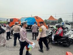 Polsek Krembangan Bagikan 150 Paket Takjil untuk Warga di Bulan Ramadan