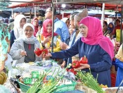 Pastikan Stok dan Harga Bapok Stabil, Gubernur Khofifah Turun ke Pasar Among Tani