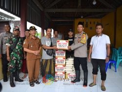 Peduli Korban Banjir, Polres Gresik Bakti Sosial untuk Korban Banjir Kali Lamong di Cerme