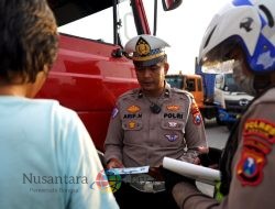 Satlantas Polres Gresik Peduli, Gelar Penertiban Angkutan Barang dan Pembagian Takjil