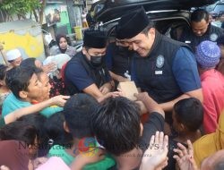 Satres Narkoba Polres Pelabuhan Tanjung Perak Bagikan Takjil Ramadan di Kawasan Jalan Kunti Surabaya