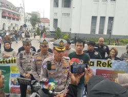 Sat Lantas Polrestabes Surabaya Gelar Aksi Sosial Bagi Takjil di Kota Lama Surabaya