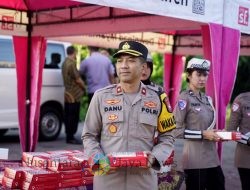 Indahnya Berbagi di Bulan Suci Ramadhan, Polres Gresik Bagikan Takjil kepada Pengendara