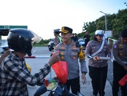 Kepedulian Polres Gresik Menggelar Kenduri Takjil Bumi Wali, Pengendara Sumringah