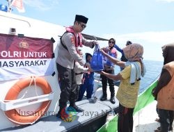 Pimpin Patroli Laut, Kapolres Situbondo Berbagi Bansos Ramadhan untuk Nelayan