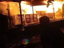 Gerak Cepat Polsek Wringinanom Bantu Padamkan Kebakaran Kandang Ayam milik Warga