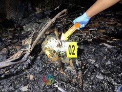 Sebuah Rumah Terbakar, Kapolsek Kamal Langsung Evakuasi Nenek Sebatang Kara yang Jadi Korban
