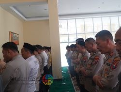 Polres Gresik Gelar Salat Gaib untuk Tiga Polisi yang Gugur di Lampung