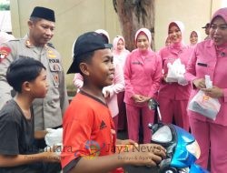 Kapolres Bareng Ketua Bhayangkari Dompu Kembali Menyapa Masyarakat Di Jalan, Berbagi 1000 Paket Takjil