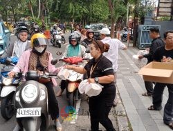 Aksi Solidaritas AWS, Ratusan Takjil Dibagikan untuk Masyarakat