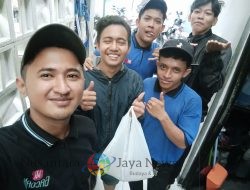 Media Bnews.click Bagikan Takjil untuk Crew dan Tukang Parkir Mie Gacoan Ambengan