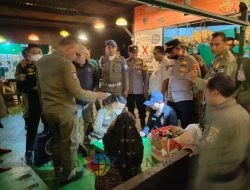 Forkopimka Kenjeran Gerebek Kafe di Jalan Tambak Wedi Pesisir, Amankan Puluhan Botol Miras