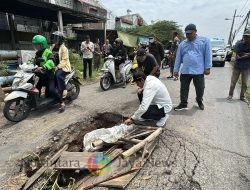 Bupati Sidoarjo Subandi Sidak Jembatan Ambles di Desa Banjarsari, Siapkan Perbaikan Permanen