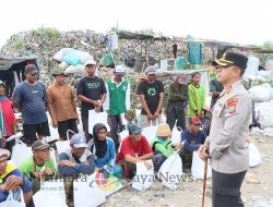Ramadhan Berkah, Kapolres Kediri Kota Beri Bantuan Warga di TPA Sampah Pojok