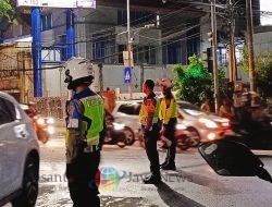 Dirlantas Polda Jatim Lakukan Rekayasa Lalin Pasca Unjuk Rasa Tolak UU TNI di Depan Gedung Grahadi