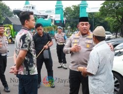 Kapolres Pelabuhan Tanjung Perak Berbagi Takjil dan Sosialisasi Hotline Mudik Polri 110