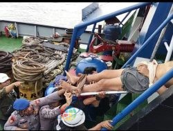 Sigap, Personil Pos PAM Polres Gresik Gercep Evakuasi Awak Kapal yang Pingsan di Pelabuhan Gresik