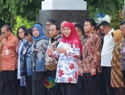 Gubernur Khofifah Pimpin Apel Bersama di Pemprov Jatim, Tekankan Kerja Cepat dan Sinergitas