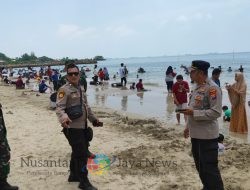 Polres Gresik Pastikan Libur Lebaran Kondusif, Ribuan Wisatawan Berlibur di Pantai Dalegan dengan Aman