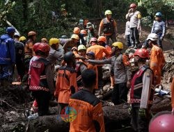 Tim SAR Gabungan Mojokerto Sukses Evakuasi 9 Korban Longsor Pacet