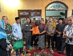 Bupati Sidoarjo H.Subandi Takziah ke Keluarga Korban Tragedi Tanah Longsor di Pacet Mojokerto