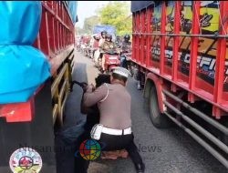 Gerak Cepat Polisi Bantu Warga Ganti Ban, Bantu Atasi Kemacetan di Menganti