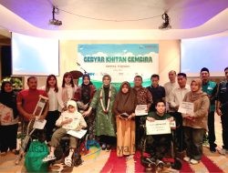 Khitanan Massal di Malang, Fatma Gus Ipul Beri Bantuan dan Semangati Anak Disabilitas