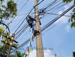 Kolaborasi PLN Icon Plus dan ULP Madiun Kota Tertibkan Kabel Fiber Optik untuk Keandalan Jaringan dan Keselamatan Publik