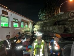 Kecelakaan Maut di Gresik: Commuter Line Jenggala Tabrak Truk Kayu, Satu Orang Tewas