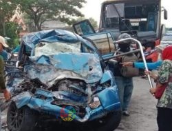 Kecelakaan Maut di Duduksampeyan, Gresik: 7 Tewas dalam Tabrakan Mobil Panther dan Bus