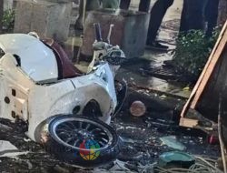 Vespa Tabrak Rombong Nasi Goreng di Jalan Tunjungan Surabaya, Pelajar Luka-Luka dan Gerobak Berserakan