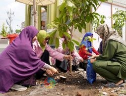 Program Iconnectivity for Green, PLN Icon Plus Jatim Lakukan Penanaman Pohon dan Pemberian Alat Kebersihan di Masjid An Nafi’ Surabaya