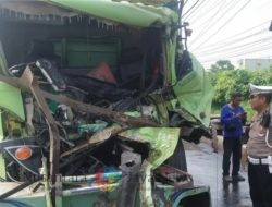 Truk Trailer Tabrak Truk Parkir di Tambak Osowilangun Surabaya, Satu Orang Tewas Mengenaskan